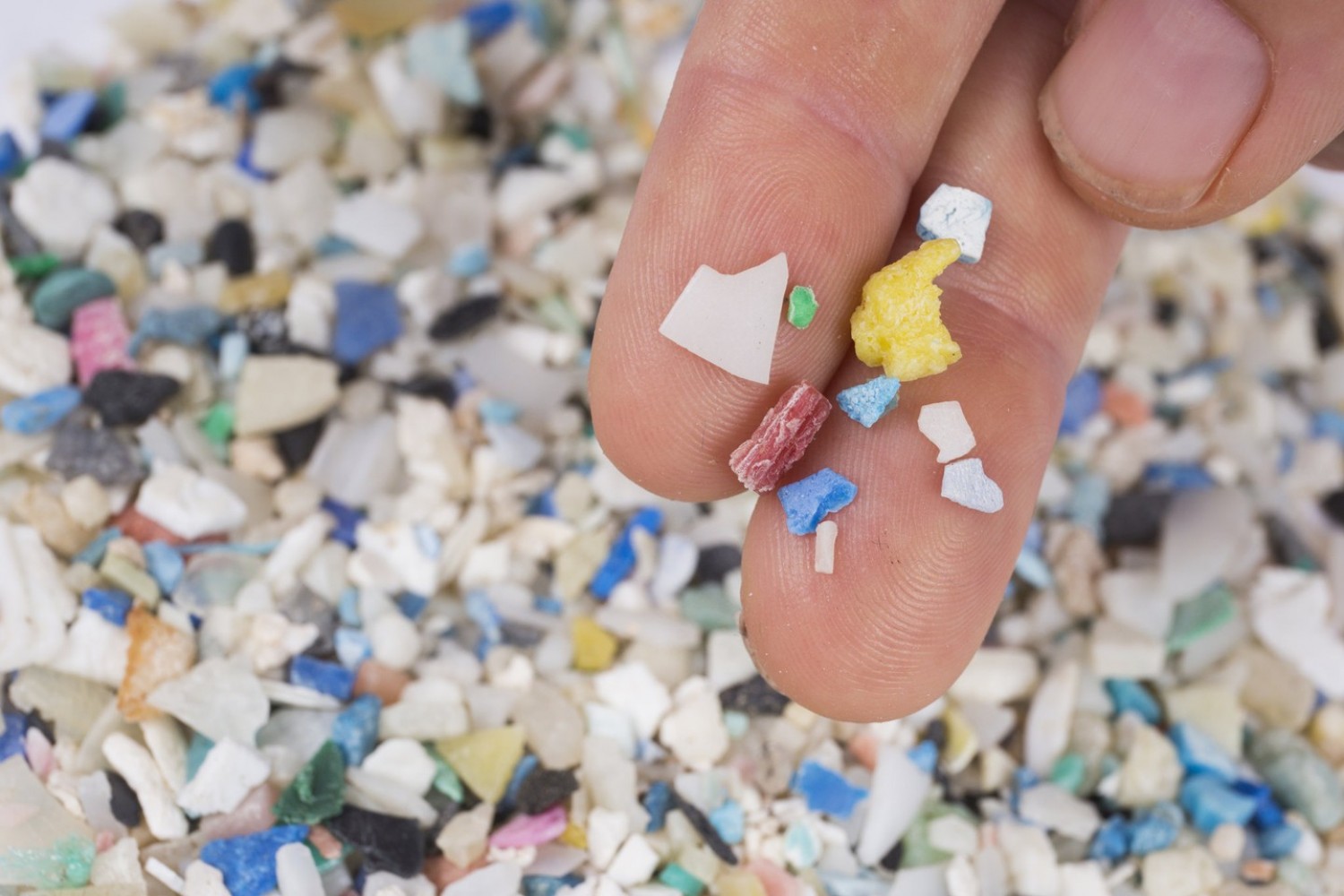 Évente legalább 50 ezer műanyagrészecskét eszünk meg!